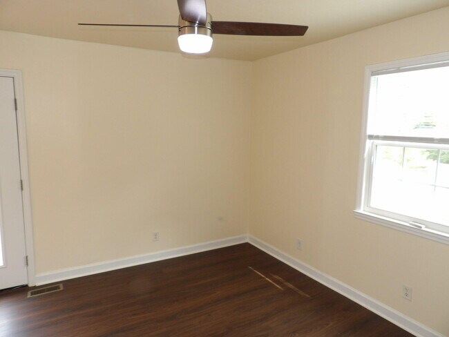 Building Photo - 102 Cedar Dr