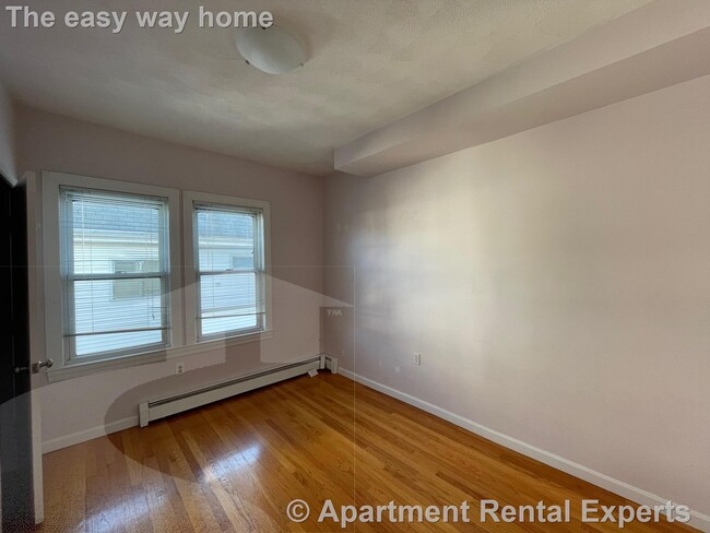 Building Photo - Medford Sq 3 Bedroom - Recently renovated