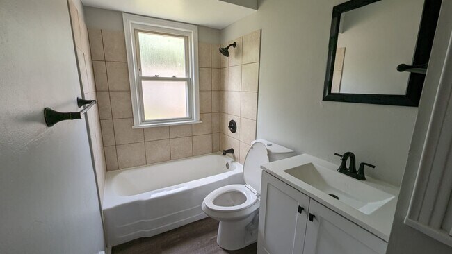 Building Photo - 4 bedroom 1 bathroom