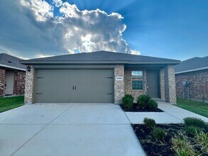 Building Photo - Beautiful 3BR 2BA Home w/ Community Pool/Fishing Ponds/Walking Trail Access + Garage Parking + Qu...