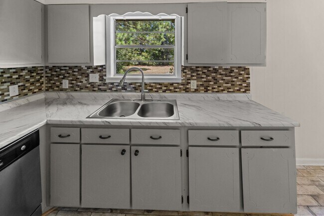 Building Photo - 234 Deerwood Dr