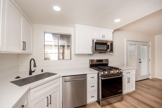 Building Photo - Remodeled Townhome