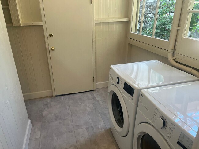 Building Photo - Newly Remodeled 2 Bedroom in Lower Pacific Heights. Washer/Dryer. Open House Sat/Sun 12-1 PM*