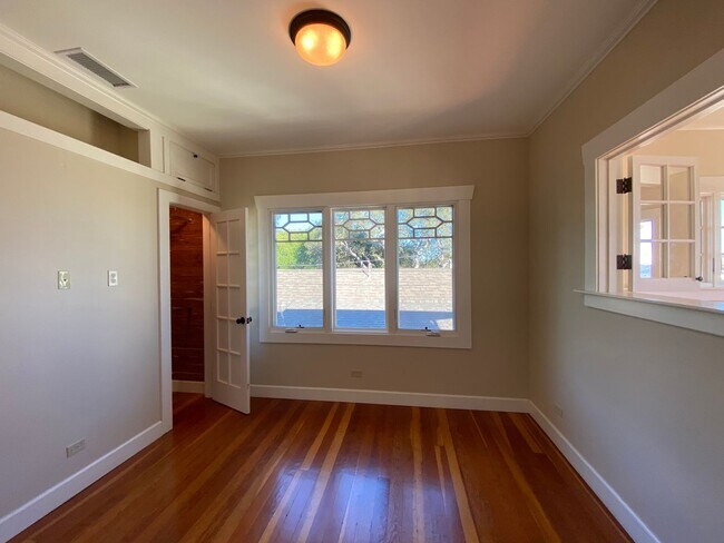 Building Photo - Enchanting 1-Bedroom, 1-Bath Oasis with Stunning Views