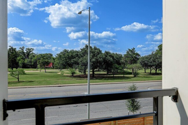 Building Photo - 4722 Old Spanish Trail
