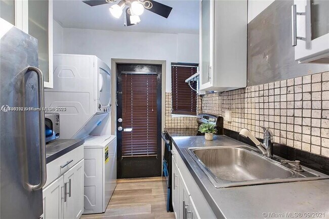 Building Photo - 641 Española Way Apt #9, Miami Beach, FL 3...