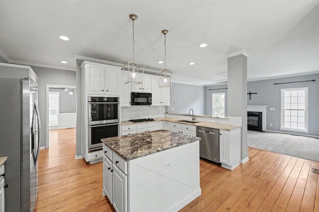 Building Photo - Exceptional 5-Bedroom Home with Finished Basement in Prime Location!