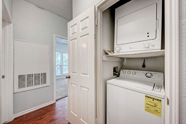 Building Photo - PRELEASE 8/15/2025 2 bed 2 bath