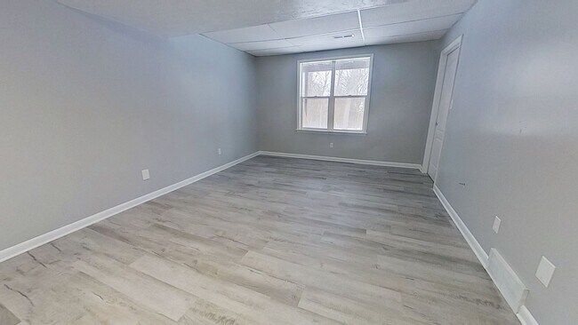 Building Photo - Comfortable Townhome in Convenient Location