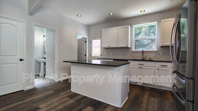 Building Photo - 147 N Wycoff Ave