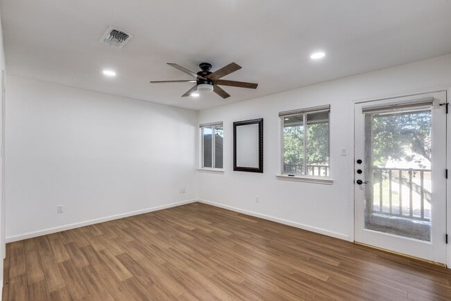 Building Photo - 3 Bed 2.5 Bath on Golf Course with Private Backyard