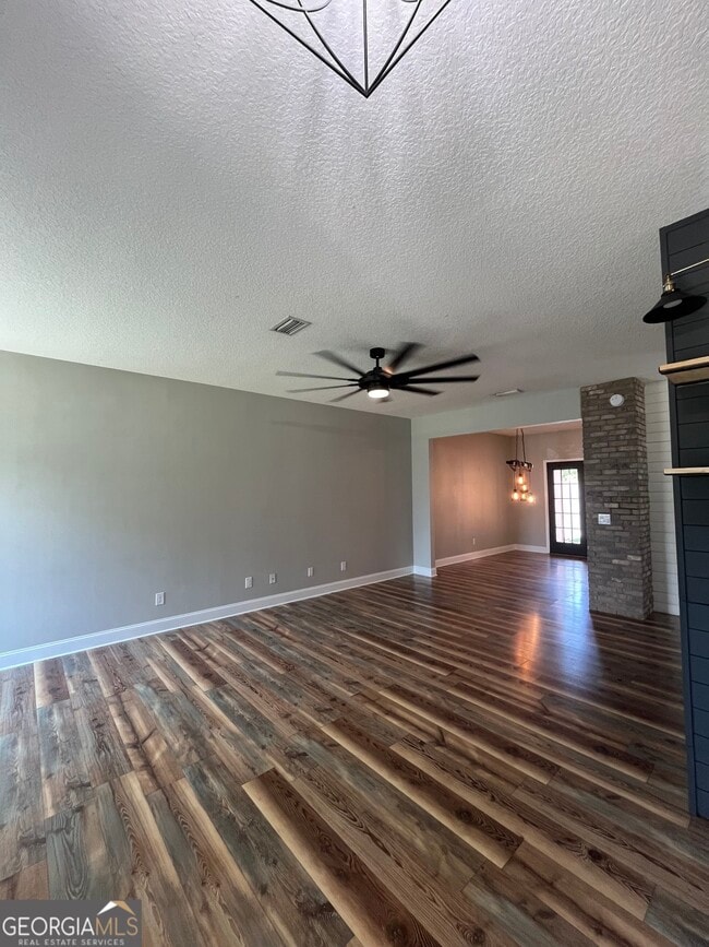 Building Photo - 213 Royal Palms Ave