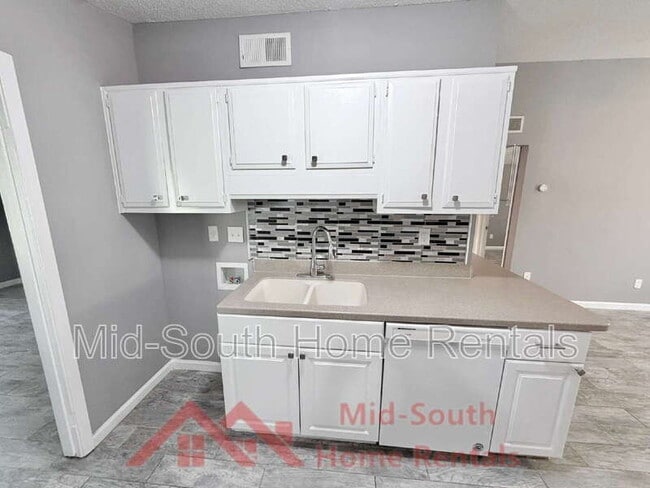 Building Photo - 1775 Colonial Hills Dr