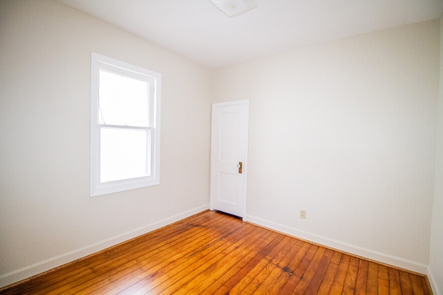 Building Photo - 4220 Caroline Ave