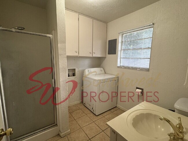 Building Photo - 4 bedroom 2 bath, great neighborhood! One block from TSU football field.