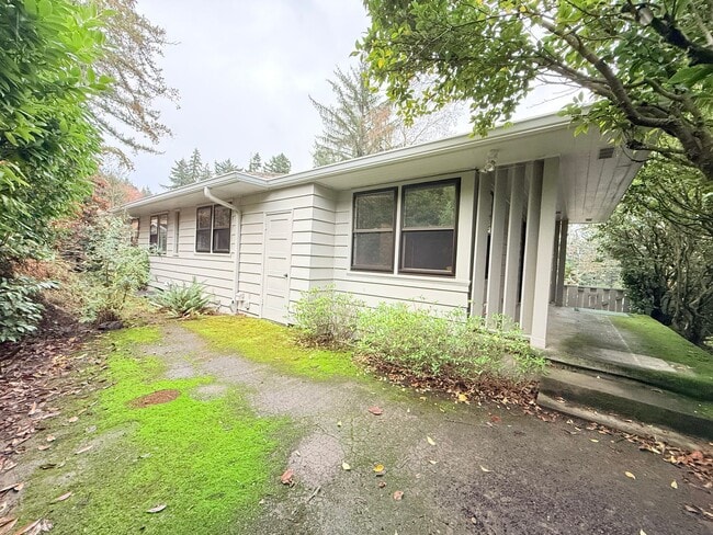 Building Photo - Beautiful 4 Bedroom Home with Fully Fenced Backyard!