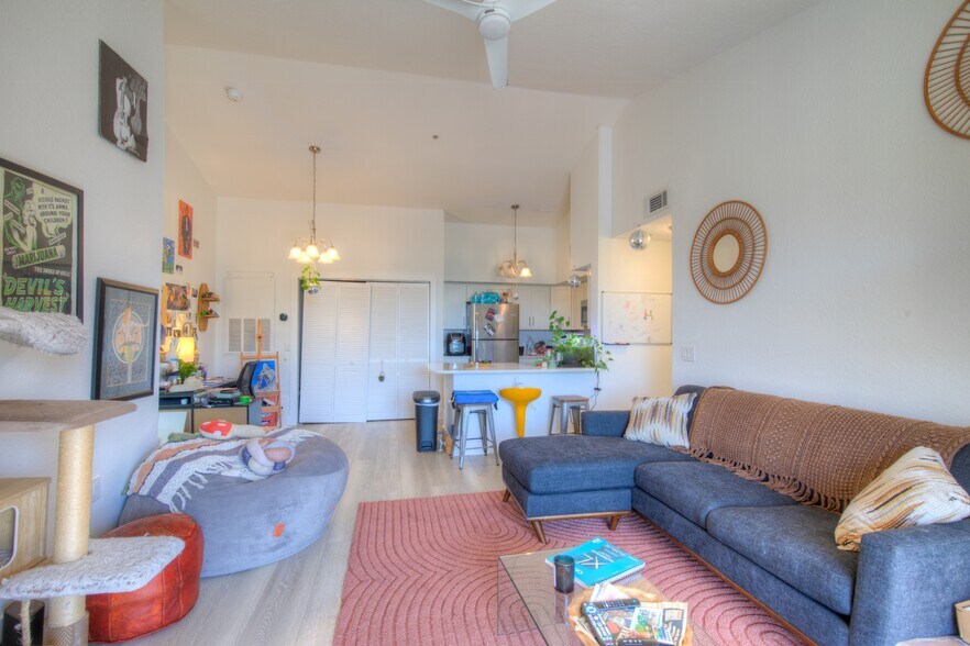 Building Photo - 4142 Central Sarasota Pky