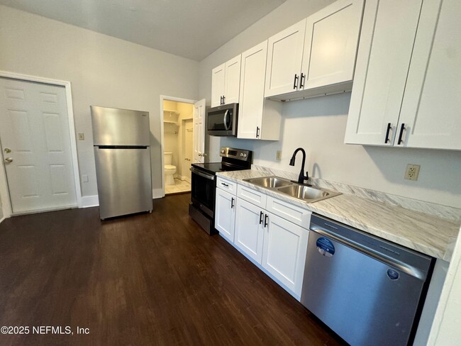 Building Photo - 2037 Myra St