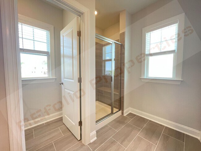 Building Photo - Gorgeous 4 Bedroom 3 Bath Home with Fiber ...