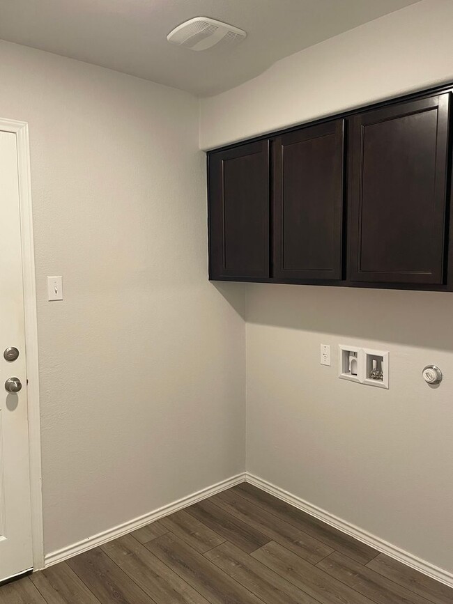 Building Photo - Available Now | Modern Single-Story 3 Bed, 2 Bath | Separate Office/Den | Big Yard | Pet Restrict...