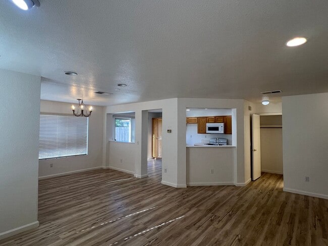 Building Photo - GORGEOUS 3 BEDROOM IN E. ROSEVILLE GATED COMMUNITY!!