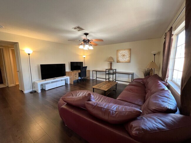 Building Photo - Two Bedroom Two Bathroom Fully Furnished Condo