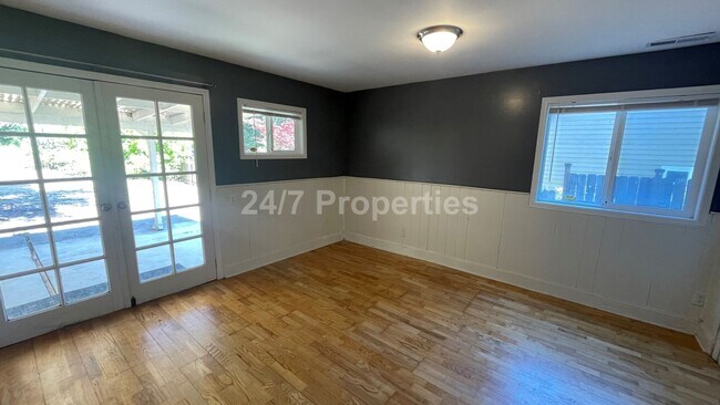 Building Photo - 2 Primary Suites + Huge Yard in Markham - ...