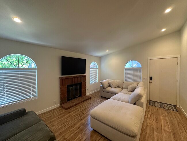 Primary Photo - 7130 Woodlake Ave