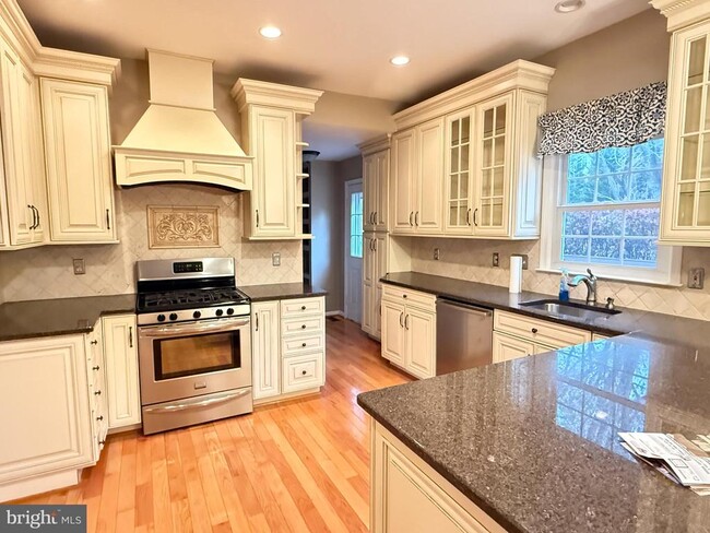 Building Photo - 15292 Surrey House Way