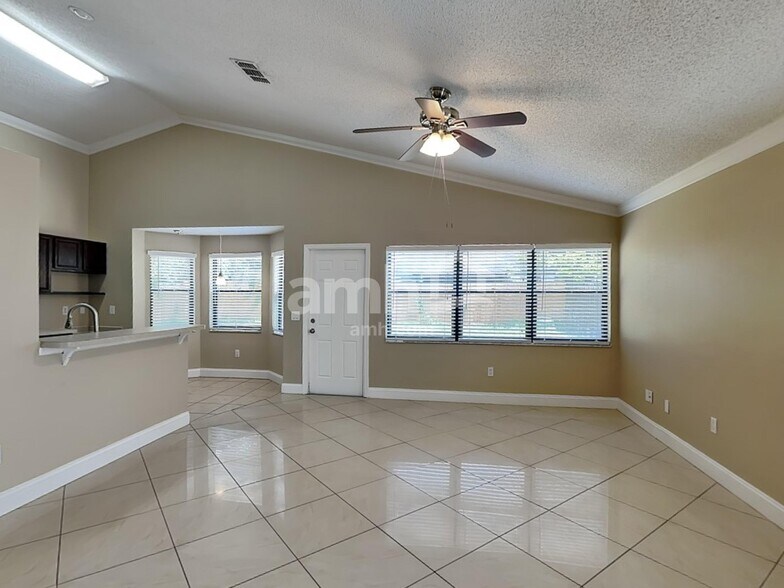 Building Photo - 1401 Crawford Dr