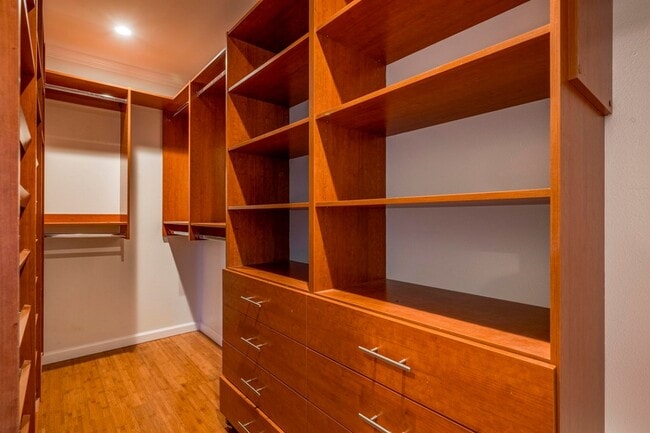 Building Photo - 912 N Niheu Pl