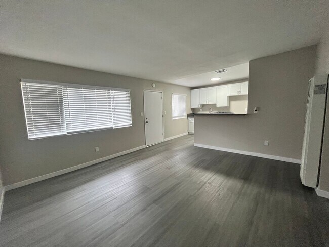 Building Photo - SPACIOUS 2 BEDROOM 1 BATH UPSTAIRS