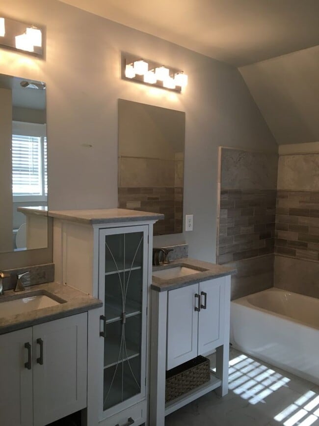 Building Photo - East Nashville Beauty