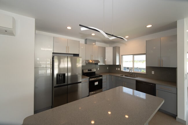 Building Photo - 733 Hoopai St