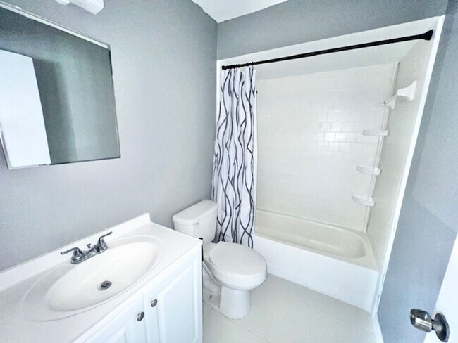 Building Photo - Orlando - 2 Bedroom, 2 Bathroom - $1,945.00