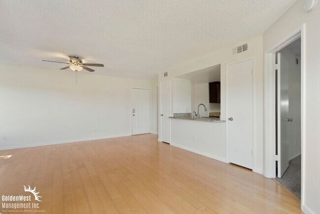 Building Photo - Beautiful 2Bda 2Ba Condo with Fireplace in Scottsdale!