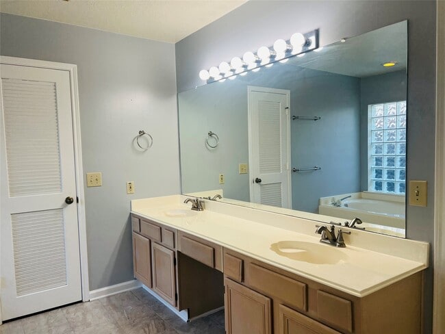 Building Photo - 8815 Crazy Horse Trail