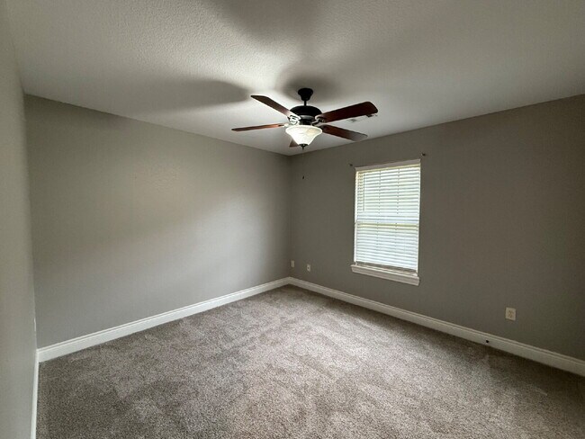 Building Photo - Great Outdoor Living Space / 4BR with 3 Ca...