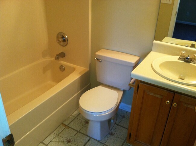 Building Photo - 2Bed/2BathDuplex With A Fenced in Yard!