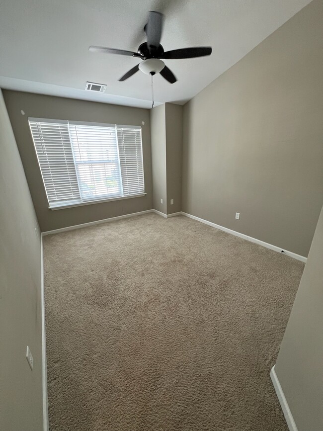 Building Photo - 105 Bumble Cir