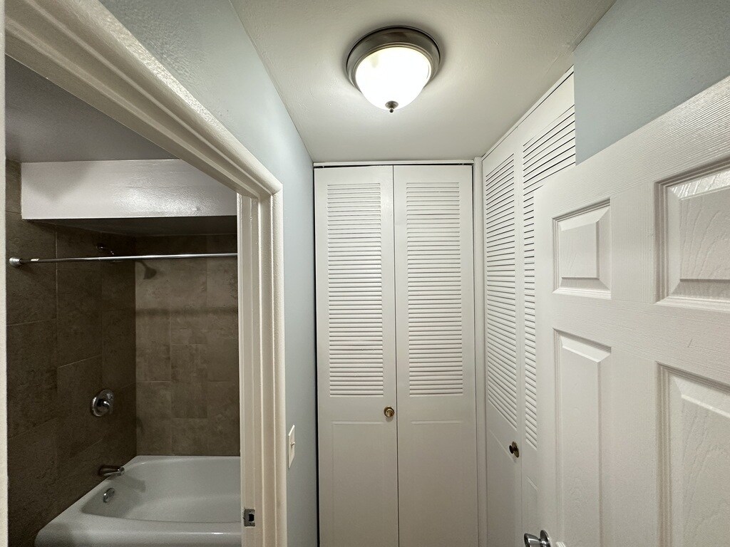 Building Photo - 5820 N Sheridan Rd