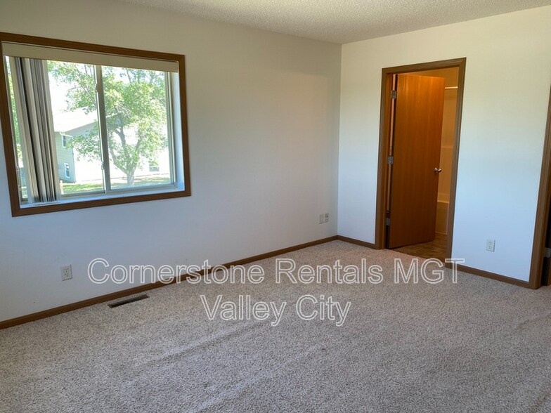 Building Photo - 508 10th St NE