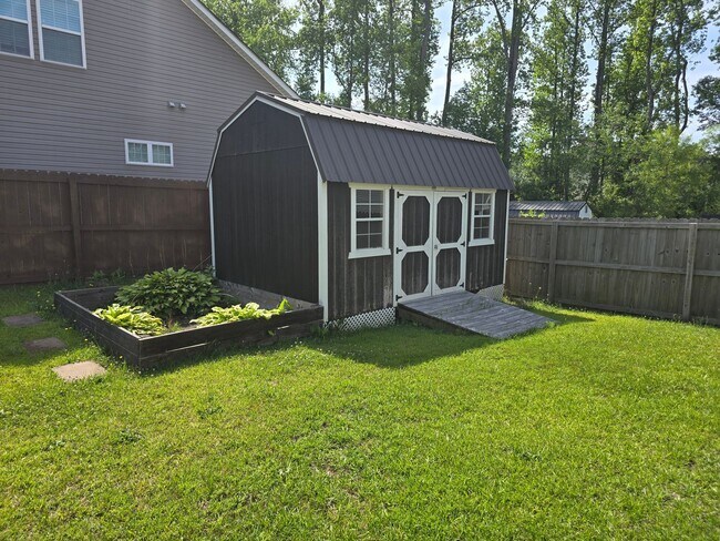Building Photo - NEW LISTING- 4 bd/ 2.5 ba located MINUTES from Fort Bragg! Quiet Neighborhood!