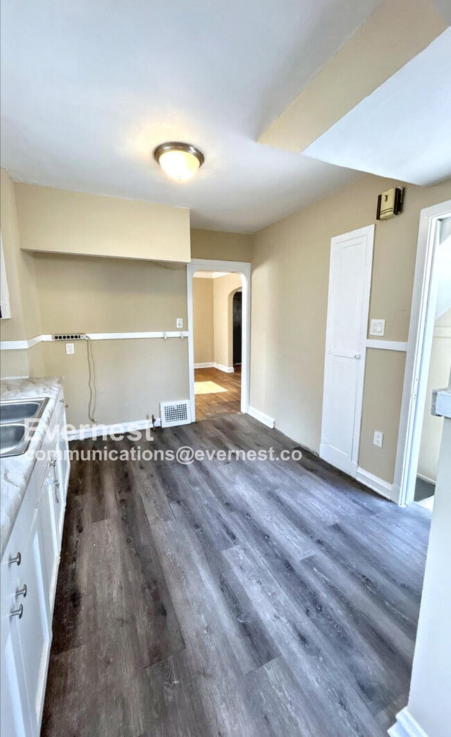 Building Photo - 3 Bed, 1 Bath Home with Great Space / Avai...