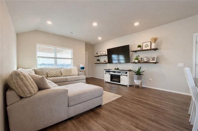 Building Photo - 208 W Laurel Ave