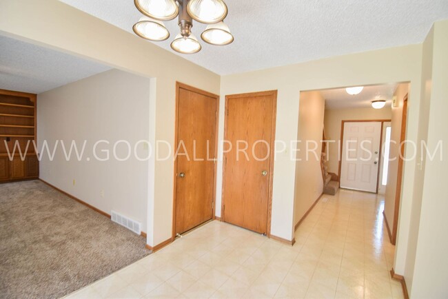 Building Photo - 3 Bedroom West Des Moines Home for Rent