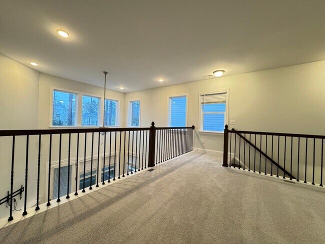 Building Photo - 3 Bedroom End unit Townhome - Master Down