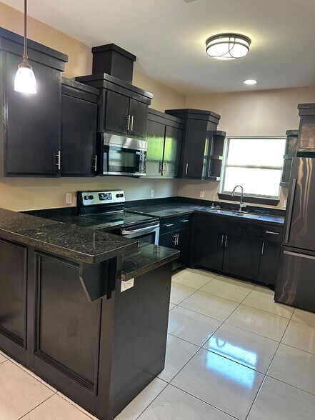 Building Photo - 537 Wild Rose Ln