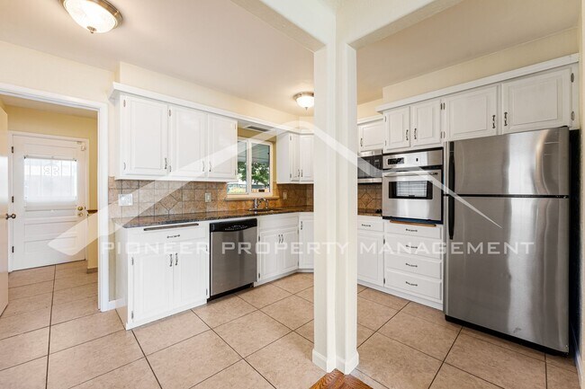 Building Photo - Charming Home with Central AC and Washer/Dryer