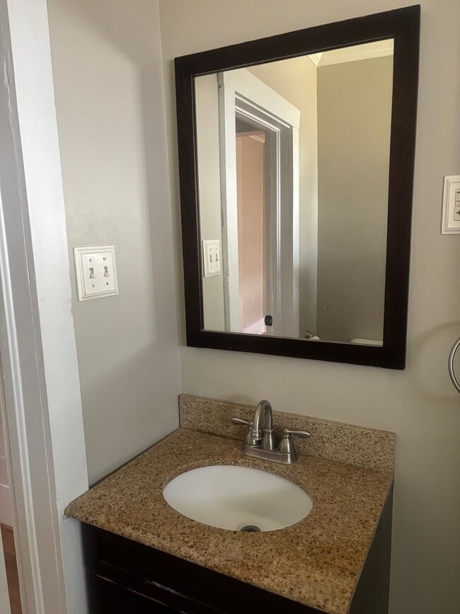 Building Photo - Single Family Home, 3 bed/1 bath $1,200 One-Story